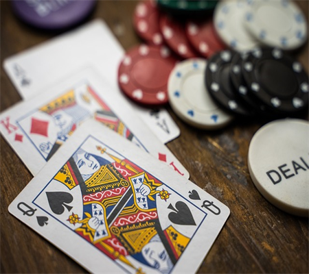 Đấu Trường Poker Texas Hold'em: Cuộc Đối Đầu Với 400.000 Đô La Với Cặp 9
